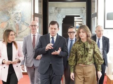Fern&aacute;ndez Ma&ntilde;ueco con los cuatro rectores de las universidades p&uacute;blicas y la consejera Roc&iacute;o Lucas