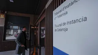 El presidente del PP declara, en calidad de testigo y de forma telemática ante la jueza de Catarroja (Valencia) GRAFCVA1464. CATARROJA (VALENCIA), 09/01/2026.- El presidente del PP, Alberto Núñez Feijóo, declara, en calidad de testigo y de forma telemática desde el Congreso, ante la jueza de Catarroja (Valencia) que instruye la causa penal por la gestión de la dana del 29 de octubre de 2024, que causó 230 víctimas mortales. En la imagen el abogado de Compromís, Armand Galán, entra a los juzgados de Catarroja. EFE/Manuel Bruque
