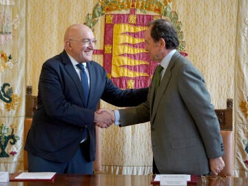  El alcalde de Valladolid, Jes&uacute;s Julio Carnero, y el presidente de la Fundaci&oacute;n Iberdrola Espa&ntilde;a, Jaime Alfons&iacute;n, firman, en presencia del delegado de Iberdrola en Castilla y Le&oacute;n, Miguel Calvo, un convenio de colaboraci&oacute;n para dotar de una nueva iluminaci&oacute;n ornamental exterior a la Casa Consistorial