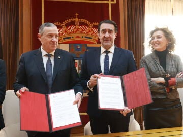 El consejero Juan Carlos Su&aacute;rez-Qui&ntilde;ones y el presidente de la Diputaci&oacute;n de Zamora, Javier Fa&uacute;ndez, suscriben el protocolo de colaboraci&oacute;n