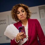 La vicepresidenta y ministra de Hacienda, Mar&iacute;a Jes&uacute;s Montero, durante la rueda de prensa que ha ofrecido este