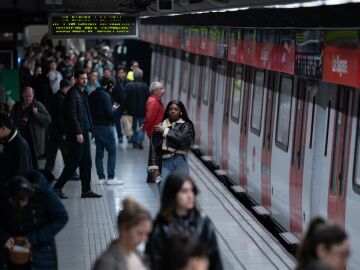 Archivo - Varias personas en el metro de Barcelona