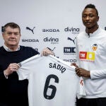 El Valencia presenta al delantero Umar Sadiq tras alcanzar un acuerdo de traspaso con la Real Sociedad