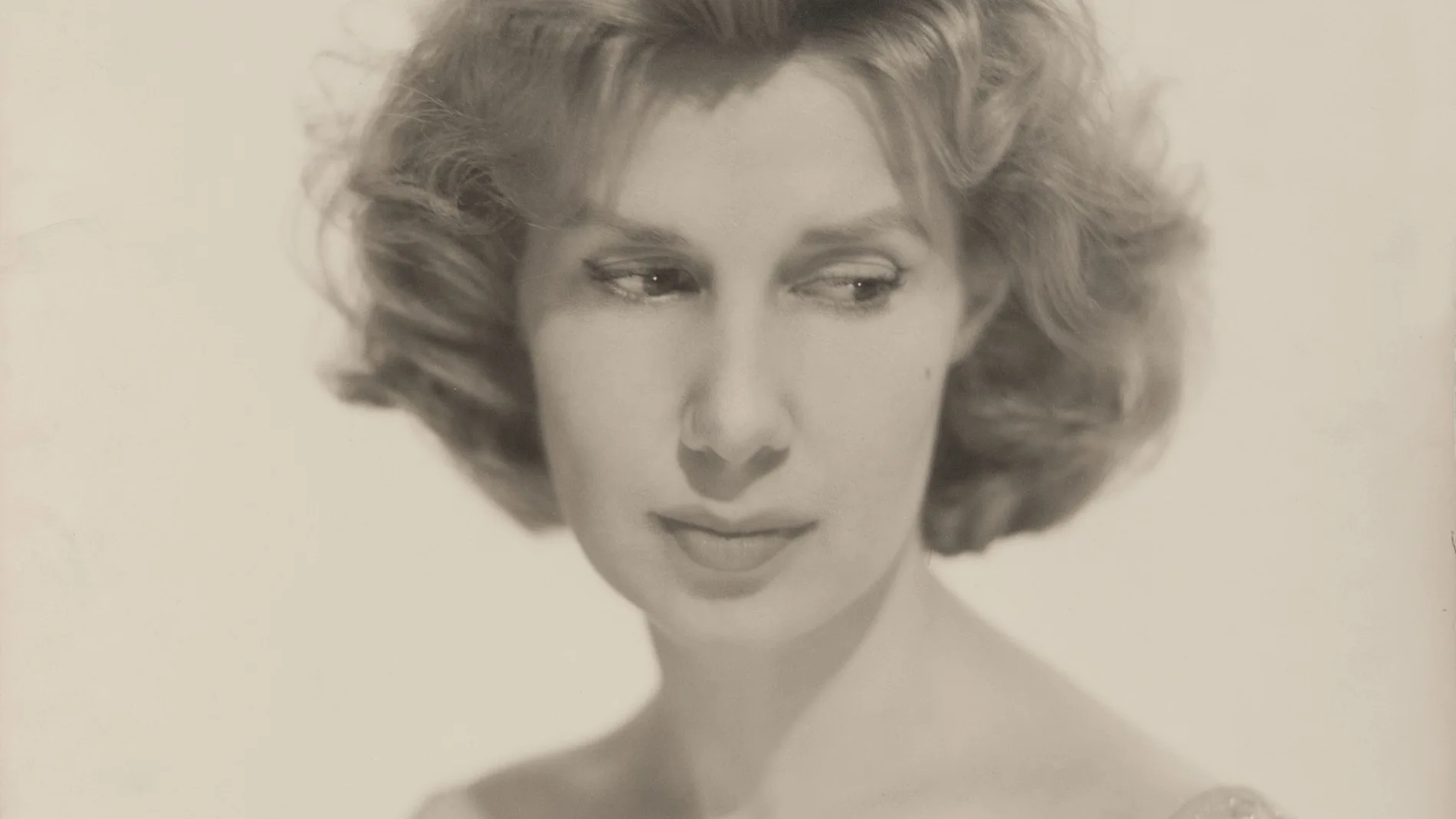 La Duquesa de Alba en un retrato en una exposicion de Juan Gyenes en la Biblioteca Nacional