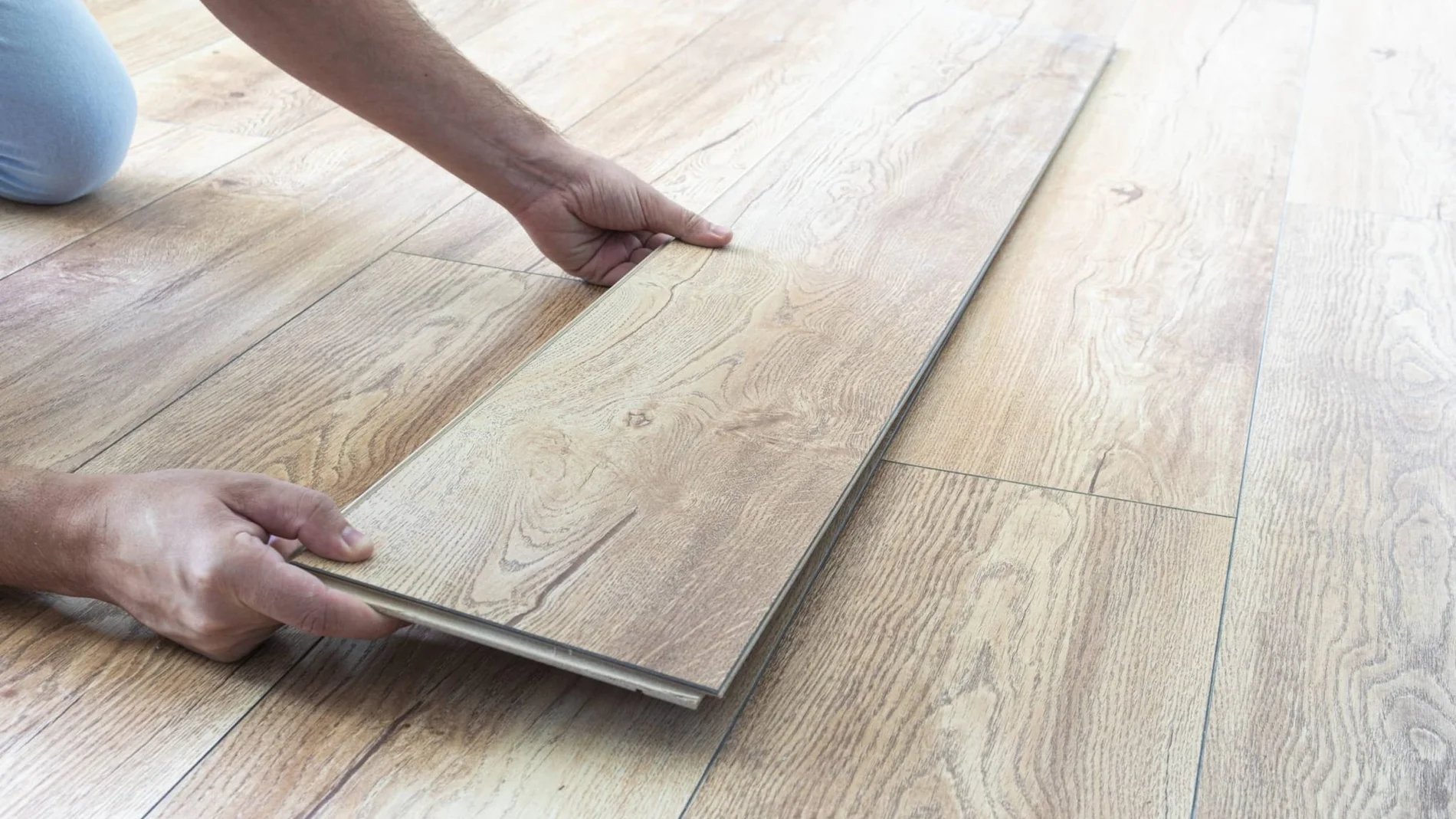 El suelo laminado pasó de moda: la nueva alternativa que promete reemplazarlos en 2026