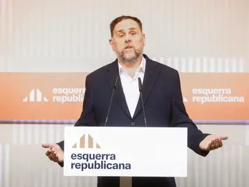 Junqueras: Un 'no' a la financiación dejaría los 4.700 millones "en la caja de Hacienda" GRAFCAT6381. BARCELONA, 09/01/2026.- El presidente de ERC, Oriol Junqueras, durante una rueda de prensa desde la sede de ERC tras haberse reunido a primera hora de la mañana con el presidente catalán, Salvador Illa, en la que ha advertido, en una apelación implícita a JxCat, de que rechazar el nuevo modelo de financiación supondría dejar los 4.700 millones de euros adicionales para Cataluña "en la caja de Hacienda". EFE/Quique García