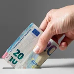 Imagen dos billetes juntos: uno de 10 y otro de 20 euros