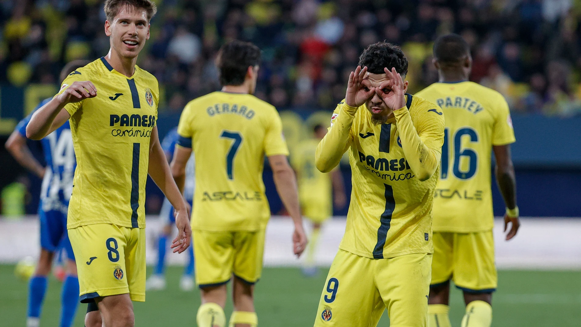 VILLARREAL (CASTELLÓN), 10/01/2026.- El delantero del Villarreal Georges Mikautadze (d) celebra tras anotar el tercer gol del equipo durante el partido de la jornada 19 de LaLiga EA Sports que disputan Villarreal CF y el Alavés este sábado en el Estadio de la Cerámica en Villarreal. EFE/ Manuel Bruque