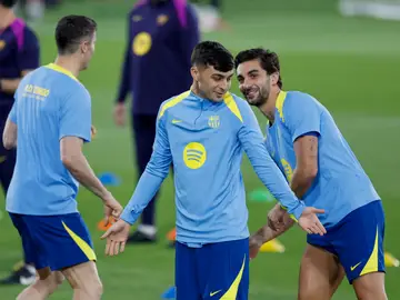 Entrenamiento del FC Barcelona YEDA (ARABIA SAUDÍ), 10/01/2026.- El centrocampista del FC Barcelona Pedri (c) participa en un entrenamiento del equipo este sábado en Yeda, Arabia Saudí, un día antes de la final de la Supercopa de España entre el FC Barcelona y el Real Madrid. EFE/ Kai Försterling