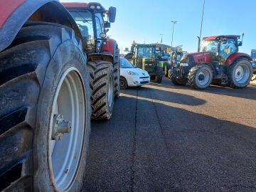 Los agricultores siguen cortando carreteras en Catalu&ntilde;a y bloquean el puerto de Tarragona