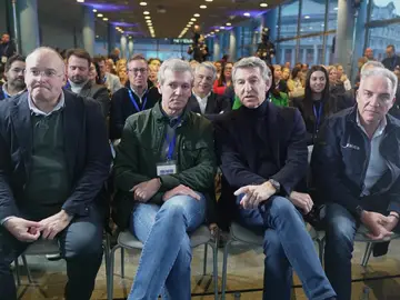 Feijóo y Rueda intervienen en la 28 Interparlamentaria del PP El presidente del Partido Popular, Alberto Núñez Feijóo (2d), y el presidente de la Xunta de Galicia, Alfonso Rueda (2i), el secretario general del PP, Miguel Tellado (i), y el vicesecretario de Política Autonómica, Local y Análisis Electoral, Elías Bendodo (d), durante la primera jornada de la 28 Interparlamentaria del PP, en el Palexco, a 10 de enero de 2026, en A Coruña, Galicia (España). Bajo el lema 'Por lo importante', los populares buscan diseñar la estrategia del partido para el nuevo...