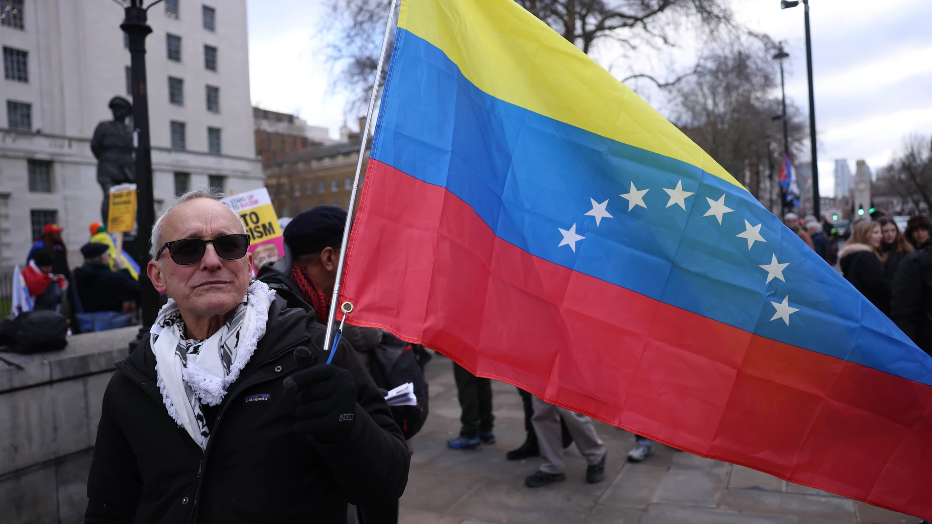 LONDON (United Kingdom), 10/01/2026.- Protesters gather at a 'No to Trump's War in Venezuela' demonstration outside of Downing Street in London, Britain, 10 January 2026. The protest, organised by groups including the Campaign for Nuclear Disarmament (CND), and Stop the War Coalition was arguing against US interventionist foreign policy in Venezuela, Latin America in general and Greenland. (Protestas, Groenlandia, Reino Unido, Londres) EFE/EPA/NEIL HALL