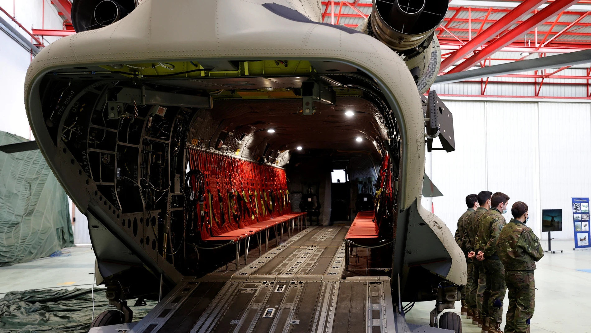 Helicóptero CH-47 Chinook, modernizado a su versión Foxtrot, en la base Coronel Maté en Guadalix de la Sierra (Madrid).