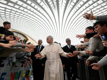 Pope Leo XIV hosts special audience for young people of the Diocese of Rome VATICAN CITY (Vatican City State (Holy See)), 10/01/2026.- A handout picture provided by the Vatican Media shows Pope Leo XIV (C) greeting young faithful during a special audience for the young people of the Diocese of Rome, at the Paul VI Audience Hall in Vatican City, 10 January 2026. (Papa, Roma) EFE/EPA/VATICAN MEDIA HANDOUT HANDOUT EDITORIAL USE ONLY/NO SALES