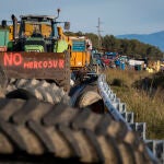 Las protestas de agricultores contra Mercosur mantienen el corte en la AP-7