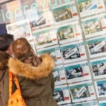 Anuncios de venta y alquiler en una inmobilaria de Arévalo en Avila. © Jesus G. Feria. Anuncios de venta y alquiler en una inmobilaria de Arévalo en Avila. © Jesus G. Feria.