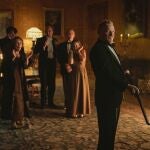 Una escena sombr&iacute;a, en una casa antigua, con un invitado portando un arma...; un cl&aacute;sico