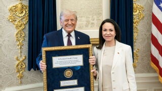 WASHINGTON (United States), 16/01/2026.- ​A handout photo made available by the White House shows US President Donald Trump (L) and Venezuelan opposition leader Maria Corina Machado (R) during their meeting in the Oval Office in Washington, DC, USA, 15 January 2026 (issued 16 January 2026). Maria Corina Machado presented her Nobel Peace Prize medal to US President Donald Trump during their meeting at the White House. EFE/EPA/WHITE HOUSE / DANIEL TOROK HANDOUT HANDOUT EDITORIAL USE ONLY/NO SALES