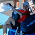 Jannik Sinner se da una tregua durante un entrenamiento en Melbourne