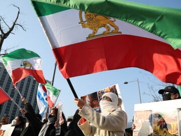 Seoul (Korea, Republic Of), 17/01/2026.- Iranians in South Korea wave the Lion and Sun flag, Iran's historic national flag used officially until the 1979 Islamic Revolution, at a demonstration in Seoul, South Korea, 17 January 2026, urging the United States' military intervention into Iran. (Protestas, Corea del Sur, Estados Unidos, Se&uacute;l) EFE/EPA/YONHAP SOUTH KOREA OUT 