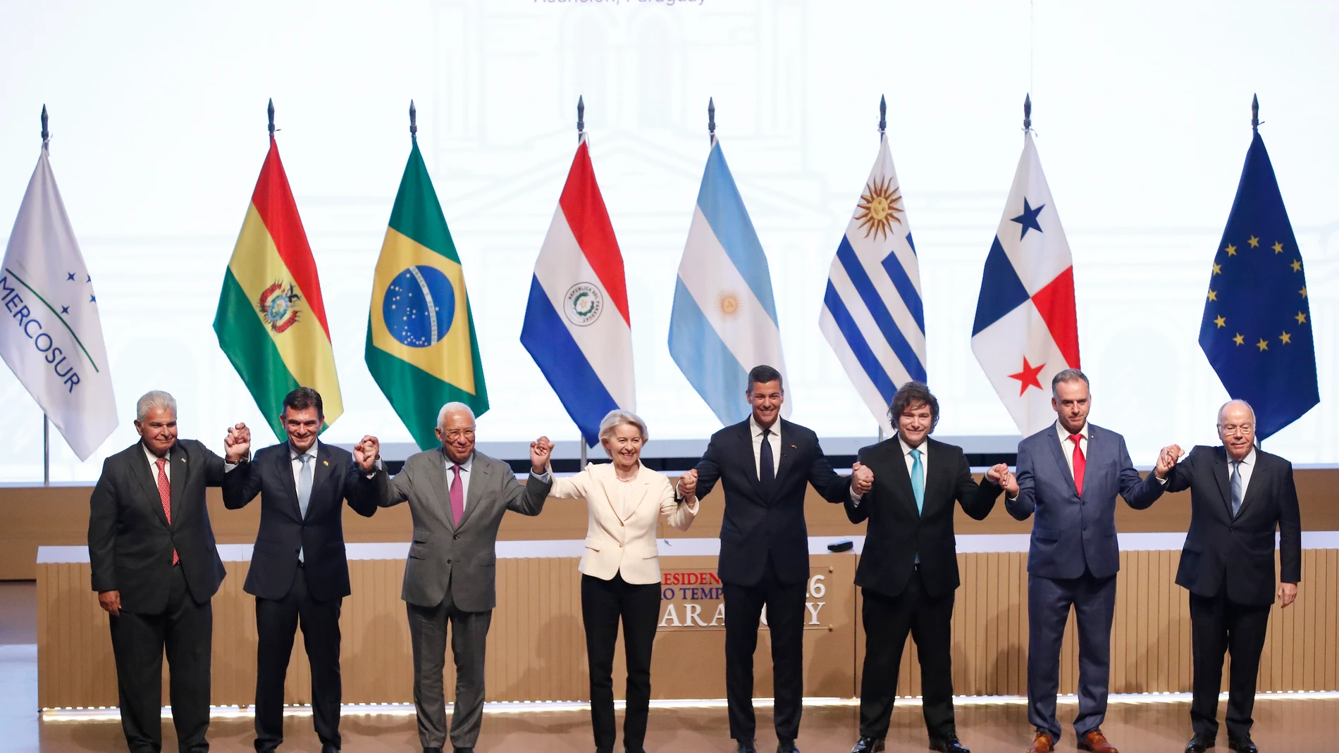FOTODELDIA AME6096. ASUNCIÓN (PARAGUAY), 17/01/2026.- De izquierda a derecha, el presidente de Panamá, Raúl Mulino, el presidente de Bolivia, Rodrigo Paz, el jefe del Consejo Europeo, António Costa, la presidenta de la Comisión Europea, Ursula von der Leyen, el presidente de Paraguay, Santiago Peña, el presidente de Argentina, Javier Milei, el presidente de Uruguay, Yamandú Orsi y el ministro de Relaciones Exteriores de Brasil, Mauro Vieira, posan durante la firma del acuerdo de libre comerci...