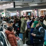 Usuarios en una estaci&oacute;n de trenes