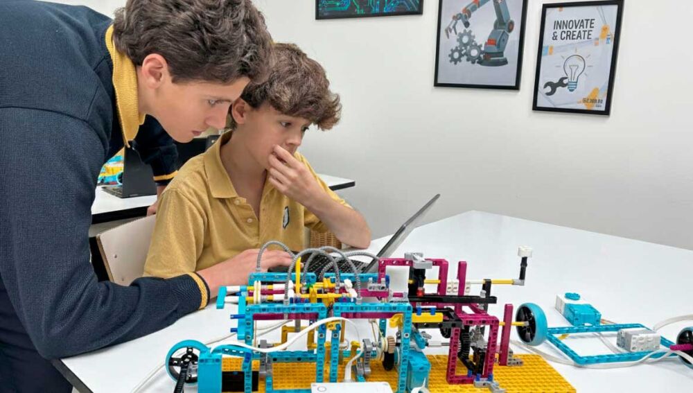 Aprender haciendo permite que los alumnos adquieran conocimientos teóricos y los apliquen en situaciones reales, un enfoque que estimula la curiosidad y la creatividad