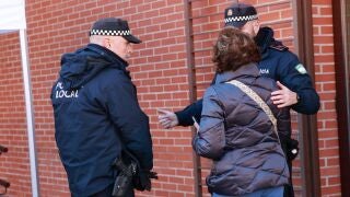 Imagen de familiares de víctimas en el siniestro ferroviario de Adamuz (Córdoba) accediendo al punto de información habilitado en el Centro Cívico Poniente Sur. A 19 de enero de 2026, en Córdoba (Andalucía, España). El punto de información para familiares de la víctimas del accidente ferroviario se le ha dado traslado desde el Centro de Mayores de Adamuz al Centro Cívico Poniente Sur de Córdoba, con participación de la EMA, Cruz Roja, psicólogos del Giped y servicios sanitarios". 19 ENERO 20...