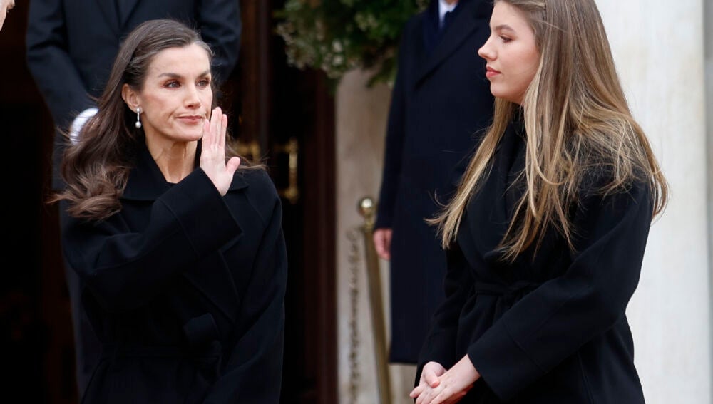 Letizia, Leonor y Sofía refuerzan la imagen de unidad y elegancia sobria  (de luto riguroso) en el último adiós a Irene de Grecia en Atenas