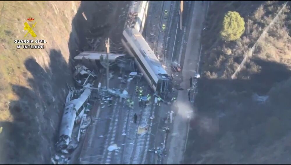 Vista aérea del lugar del accidente entre un tren Iryo y un tren Alvia, en Adamuz, provincia de Córdoba