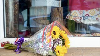 Escaparate de la tienda que regentaba Cristina, madre de la familia fallecida, en Punta Umbría