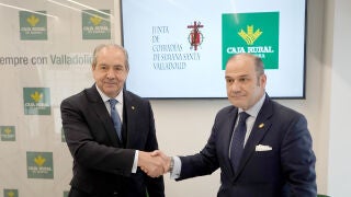 Firma de un acuerdo de colaboración entre Caja Rural de Zamora y la Junta de Cofradías de Semana Santa de Valladolid. Asisten el presidente de la Junta de Cofradías de Valladolid, Luis Miguel Vegas de la Torre, y el director General de Caja Rural de Zamora, Cipriano García Rodríguez