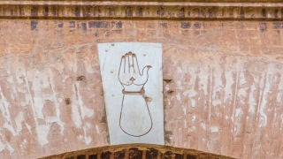 Imagen de la hamsa de la Puerta de la Justicia, en la Alhambra