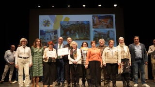 Foto de familia de Miguel Ángel de Vicente y José María Bravo con los premiados