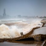 El paseo mar&iacute;timo de Badalona destrozado por el temporal de mala mar.