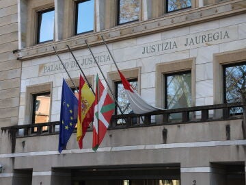 GRAFCAV8789. BILBAO, 20/01/2026.- El palacio de Justicia del TSJPV en Bilbao, con las banderas a media asta en se&ntilde;al de luto por las v&iacute;ctimas del accidente ferroviario de Adamuz (C&oacute;rdoba) en el primer d&iacute;a del luto oficial por el siniestro, donde contin&uacute;an los trabajos para acceder a dos de los vagones en los que viajaban un importante n&uacute;mero de pasajeros y para identificar a las v&iacute;ctimas, que se elevan a 41, mientras la investigaci&oacute;n se aleja de un posible fallo humano o exceso de velocidad y...