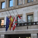 El palacio de Justicia del TSJPV con las banderas a media asta en se&ntilde;al de luto por fallecidos en Adamuz