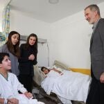 Los Reyes han trasladado su apoyo y afecto a los heridos en el terrible accidente ferroviario de Adamuz y a sus familias durante su visita al Hospital Universitario Reina Sof&iacute;a (C&oacute;rdoba).