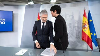 El ministro del Interior, Fernando Grande-Marlaska, y la ministra de Inclusión Seguridad Social y Migracioneas y Portavoz del Gobierno, Elma Saiz, al finalizar la rueda de prensa posterior al Consejo de Ministros, a 20 de enero de 2026, en Madrid (España). El Consejo de Ministros se ha reunido después del accidente ferroviario de Adamuz que tuvo lugar en la tarde del domingo, 18 de enero, cuando el descarrilamiento de un tren de alta velocidad y la posterior colisión con otro convoy dejaba un...