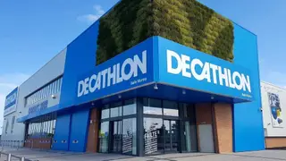 Decathlon ajusta el precio de su abrigo impermeable estrella justo cuando media España se empapa por la borrasca Harry Decathlon