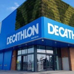 Decathlon ajusta el precio de su abrigo impermeable estrella justo cuando media Espa&ntilde;a se empapa por la borrasca Harry