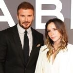 Victoria, hundida, y David Beckham, rotundo, reaccionan al duro comunicado de su hijo Brooklyn Victoria, hundida, y David Beckham, rotundo, reaccionan al duro comunicado de su hijo Brooklyn