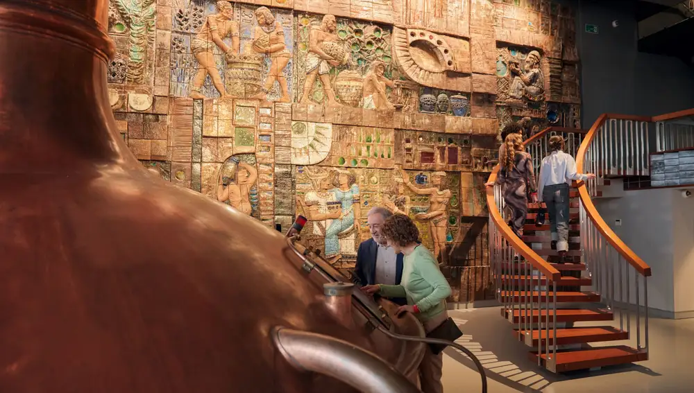 Visita de turistas en MEGA, el museo de Estrella Galicia