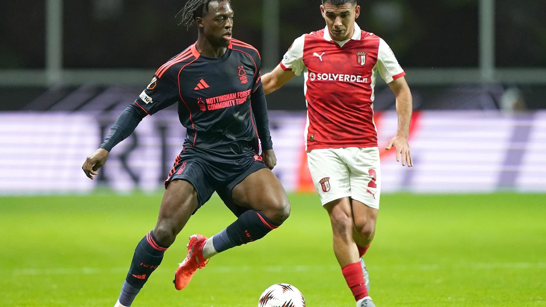 Braga (Portugal), 22/01/2026.- Victor Gomez (R) of Sporting de Braga and Dilane Bakwa of Nottingham Forest in action during UEFA Europa League soccer match held at Braga Municipal Stadium, Braga, Portugal, 22 January 2026. EFE/EPA/HUGO DELGADO