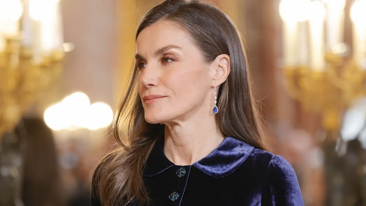 Seis años después, la Reina Letizia confirma con un elegantísimo vestido de terciopelo de Felipe Varela que hay elecciones de estilo que no pasan de moda