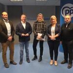 Isabel Blanco y Leticia Garc&iacute;a junto a los representantes de Conferco