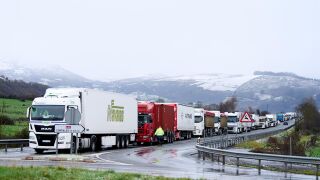 Temporal.- Los supermercados tildan de "desproporcionada" la prohibición de circulación de camiones por la borrasca