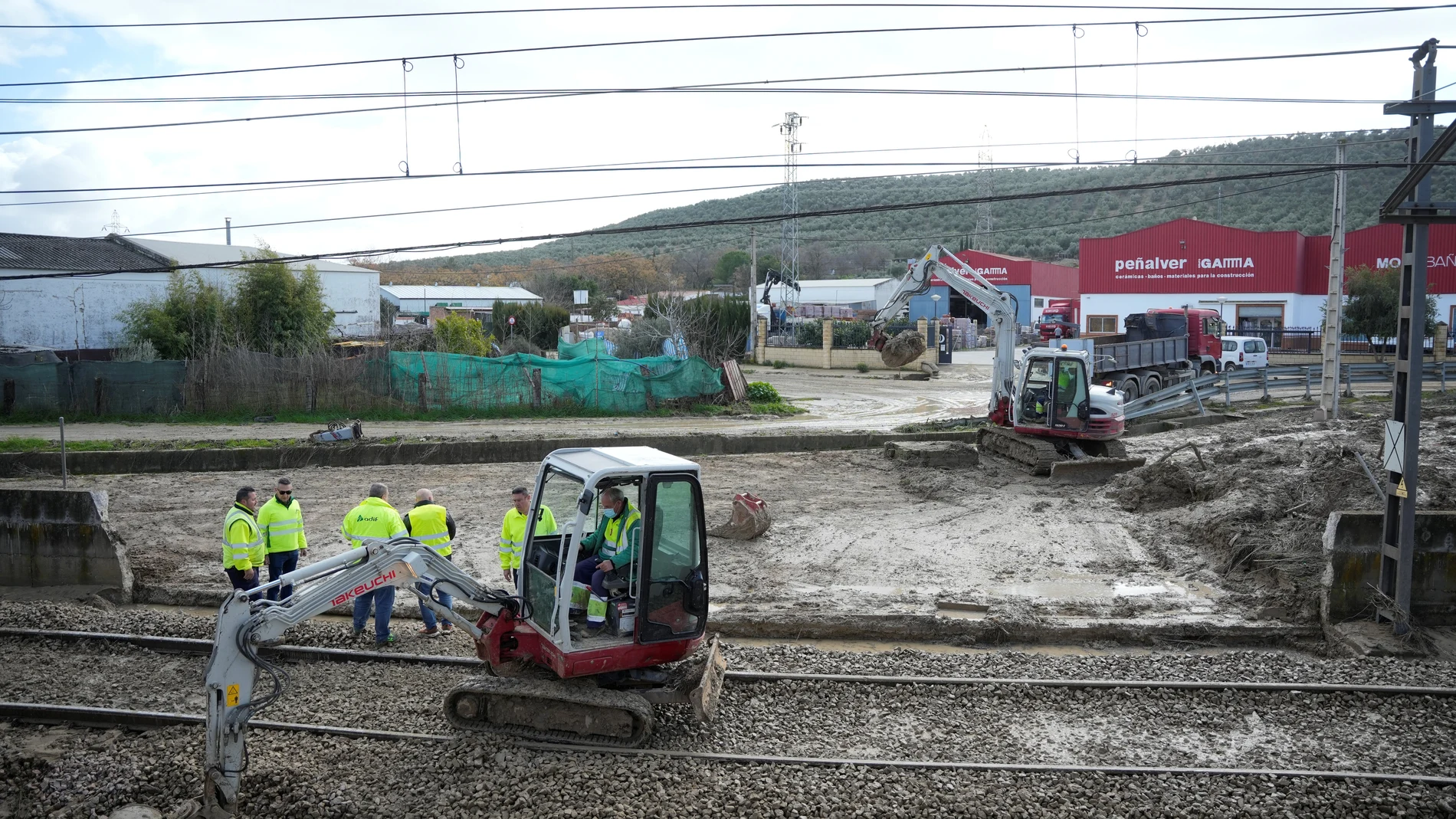 Operarios de Adif trabajan en las labores de limpieza y reparación sobre los daños ocasionados en la infraestructura ferroviaria entre Montoro y Villa del Río, por las intensas lluvias de los últimos días. A 23 de enero de 2026 en Villa del Río, Córdoba (Andalucía, España). Las lluvias de los últimos días en Andalucía ha provocado un incidente ferroviario en la provincia de Córdoba con anegaciones en la infraestructura y la caída de parte de un muro de contención próximo a la estación de trenes de Villa del Río, lo que ha obligado a interrumpir la circulación ferroviaria en la línea Linares-Baeza.