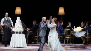 MADRID, 23/01/2026.- Representación de Ariadna y Barbazul, de Paul Dukas, con la mezzo-soprano irlandesa Paula Murrihy (d-c) en el papel de Ariadna y el bajo italiano Gianluca Buratto (c-i) en el papel de Barbazul, con dirección de escena musical de Pinchas Steinberg, dirección de escena de Àlex Ollé (La Fura dels Baus), escenografía de Alfons Flores, vestuario de Josep Abril Janer e iluminación de Urs Schönebaum, hoy viernes en el Teatro Real. EFE/Teatro Real/Javier del Real SOLO USO EDITORI...