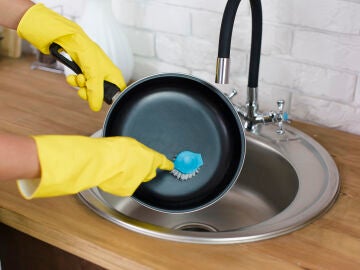 C&oacute;mo limpiar una sart&eacute;n cuando el lavado con agua no funciona